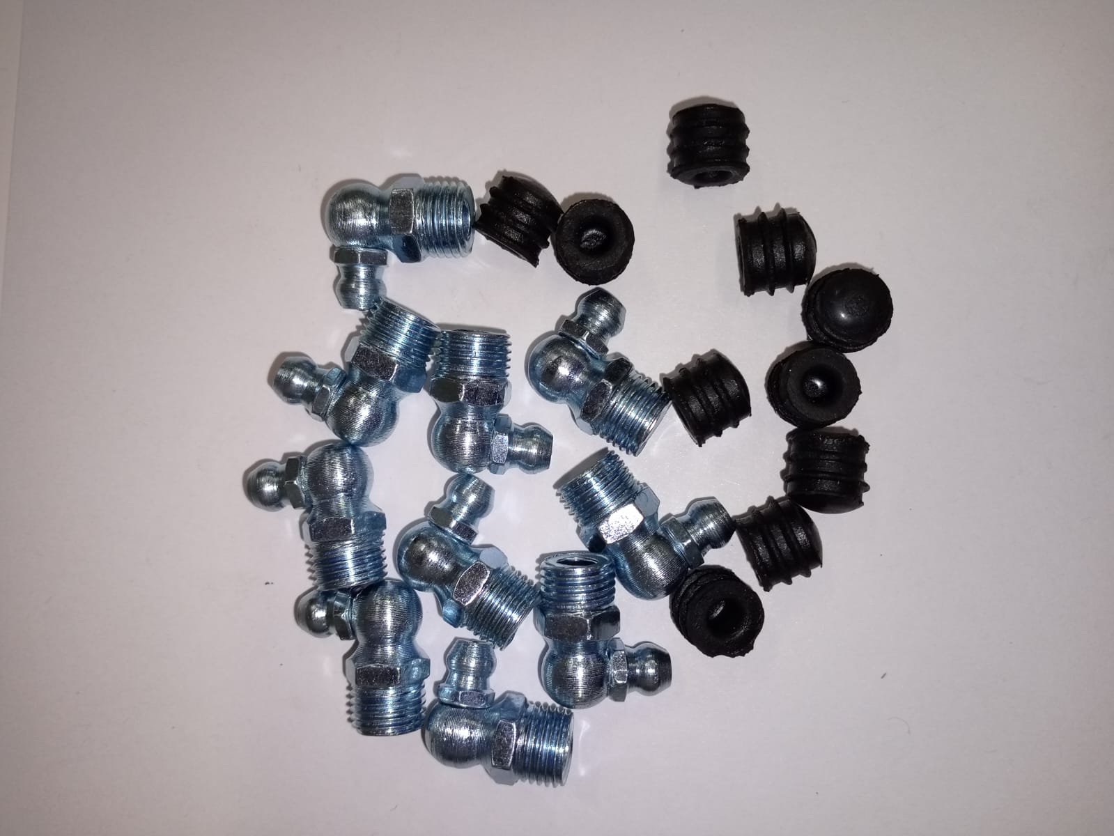 Комплект угловых пресс-масленок М8х1 90 градусов с защитным колпачком 10 шт